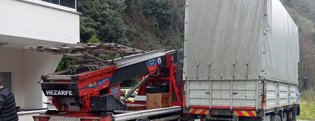 Trabzon Atmaca nakliyat'ın Araklı ilçesinde verdiği Araklı evden eve nakliyat hizmetin de kullandığı kamyon ve asansörün görseli
