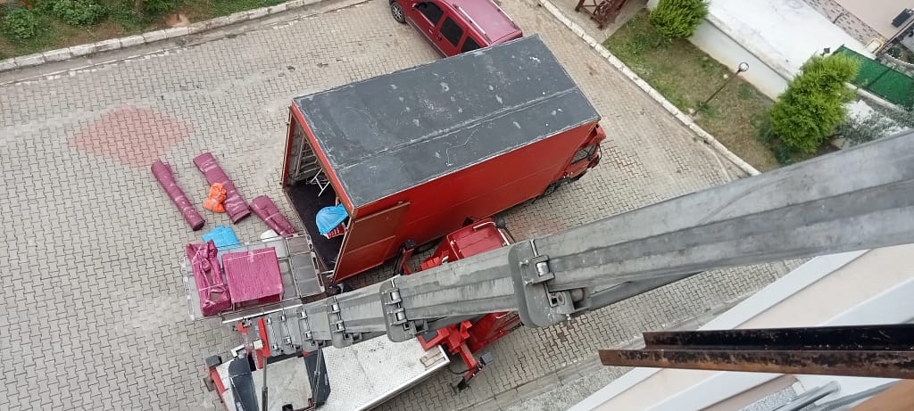 Trabzon asansörlü evden eve nakliyat hizmeti ile yüksek katlara eşya taşıma işlemi.