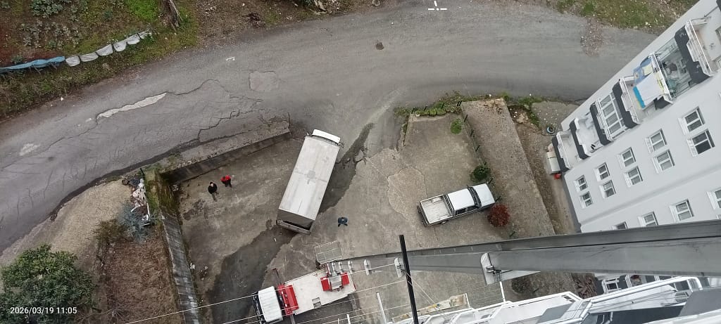 Trabzon Sürmene evden eve taşımacılık Sürmene'nin engebeli coğrafyasında asansörlü evden eve nakliyat hizmeti 9. kata asansörümüzü kurduk kamyonumuzu asansörümüze yanaştırdık.