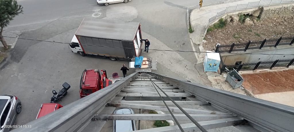 Trabzon Maçka evden eve nakliyat eşyanın asansöre yüklendiği balkondan asansör ve kamyonun görünümü