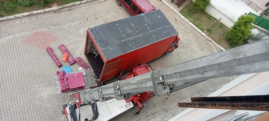Trabzon şehir içi evden eve nakliyat kamyonu ve asansör ile eşya çıkarma