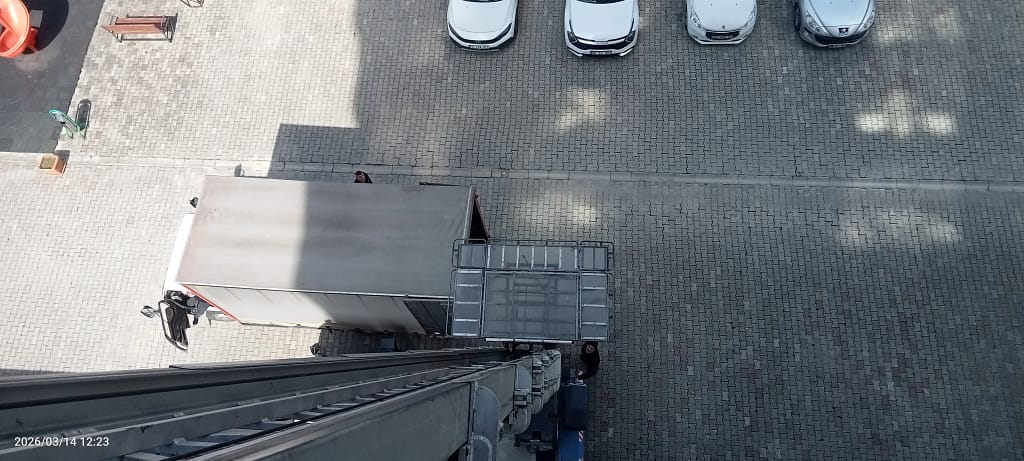 Trabzon Araklı asansörlü evden eve nakliyat hızlı ve güvenli taşımacılığı gösteren asansör ve nakliye kamyonunun olduğu görsel