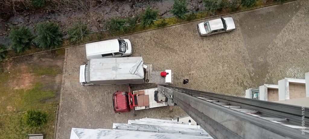 Trabzon Araklı asansörlü evden eve nakliyatı anlatan görselin fotoğraf karesi kamyon ve asansörün balkondan görünüşü.