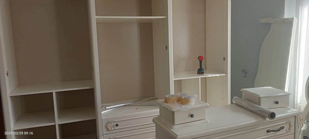 Trabzon Araklı evden eve nakliyat: Profesyonel Mobilya Montaj İşçiliği kapakları takılmamış 6 kapılı dolap görseli