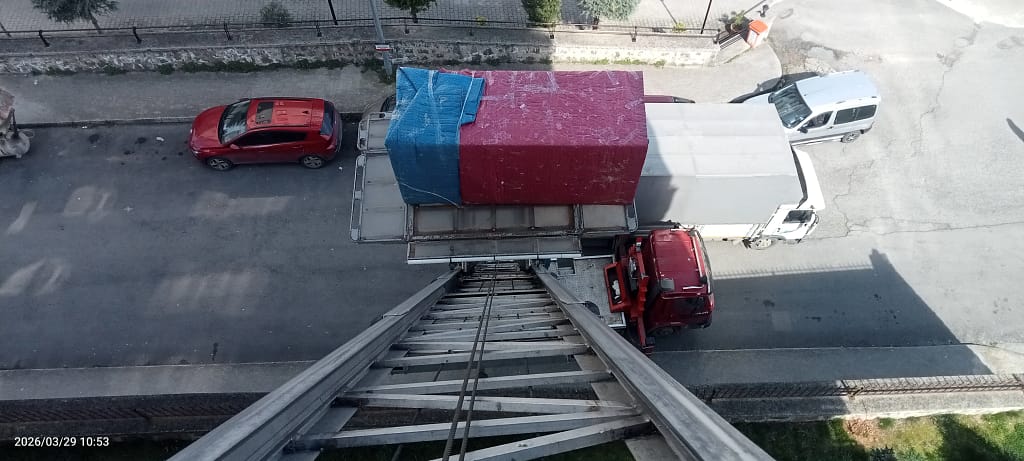 Trabzon Beşikdüzü evden eve nakliyat dış cephe asansörü ile hızlı ve hasarsız eşya taşıma