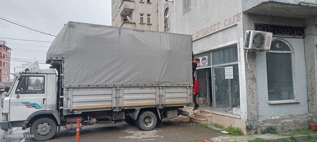 Trabzon Araklı hürriyet evden eve nakliyat kapalı kasa aracımızda eşya boşaltıyoruz