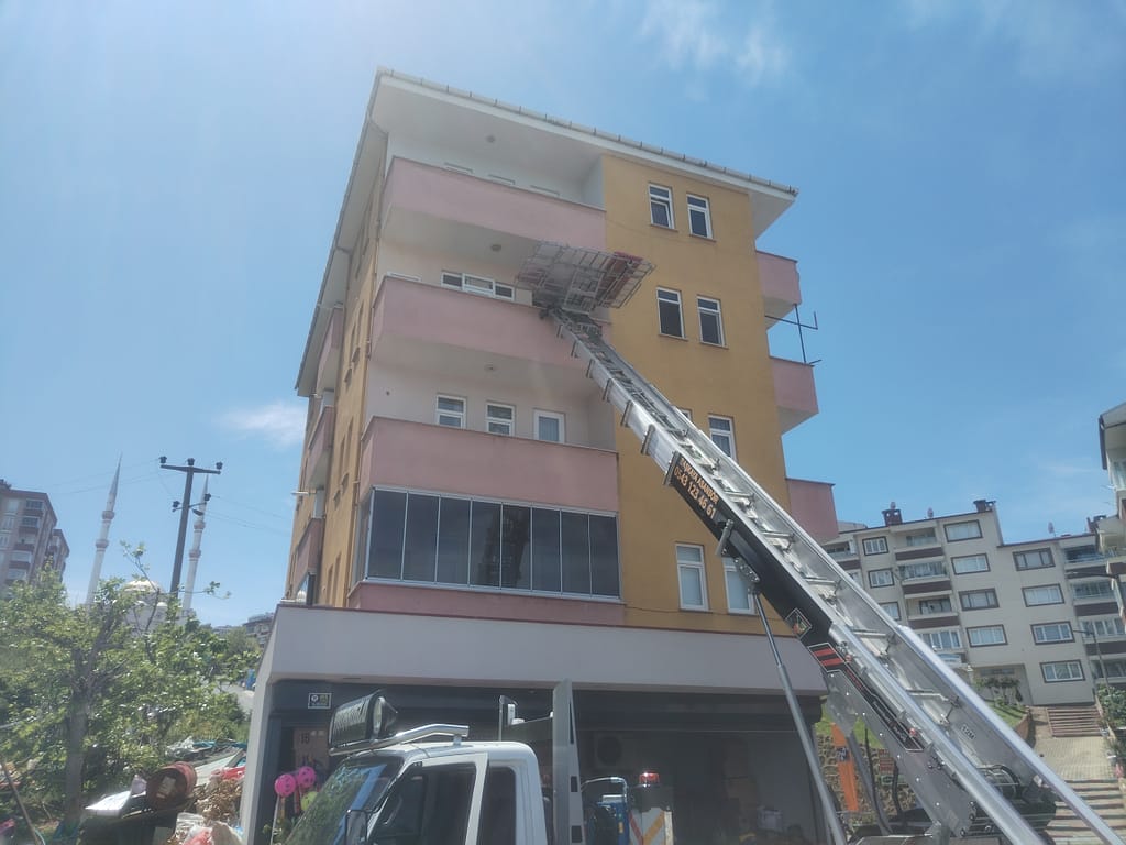 Trabzon Ortahisar Pelitli Asansörlü Evden Eve Nakliyat Asansör ile güvenli eşya indirme. Görselde asansörle eşya çıkartılıyor