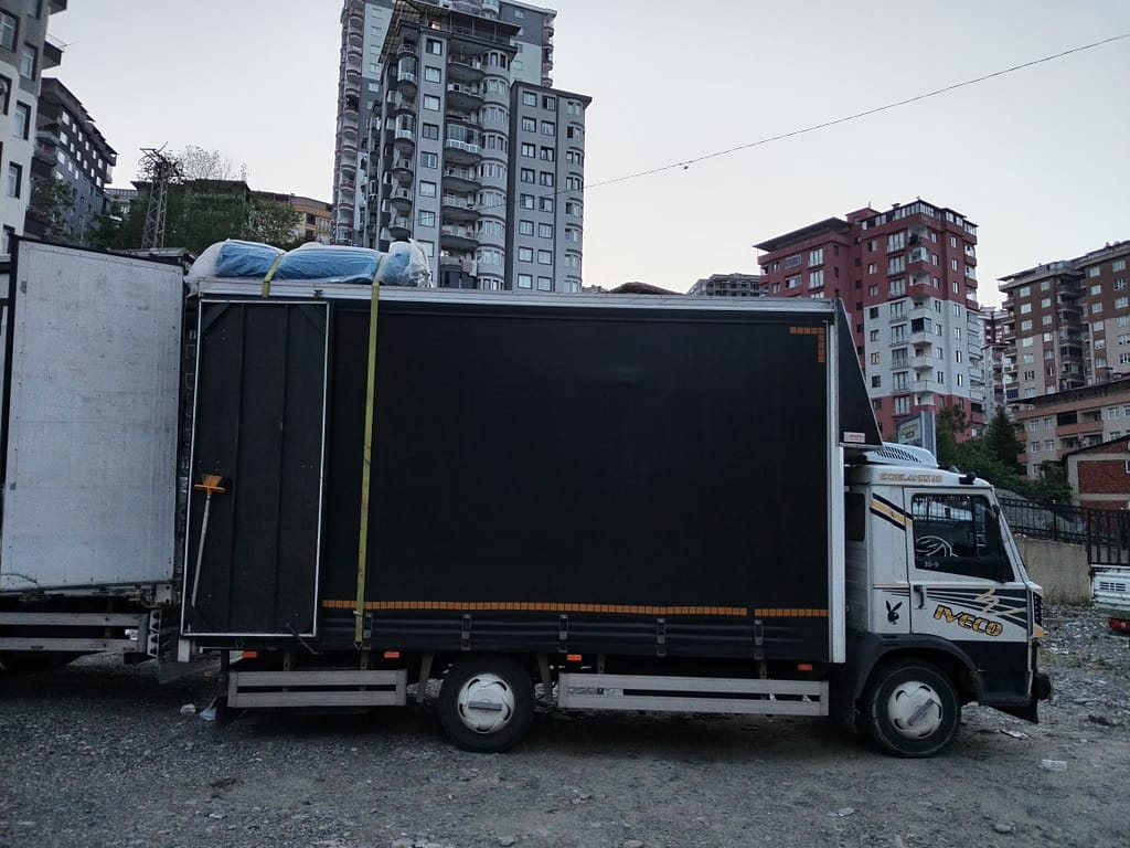 Evden eve nakliyat Trabzon siyah brandalı kapalı kasa aracımız a 10 teker kamyondan aktarma yapıyoruz