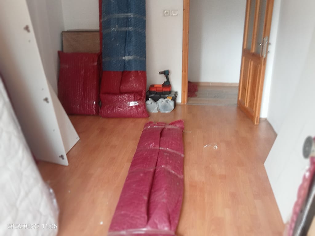 Trabzon eşya paketleme hizmeti kapsamında 6 kapılı gardırobun koruyucu köpükle güvenli şekilde paketlenmiş hali