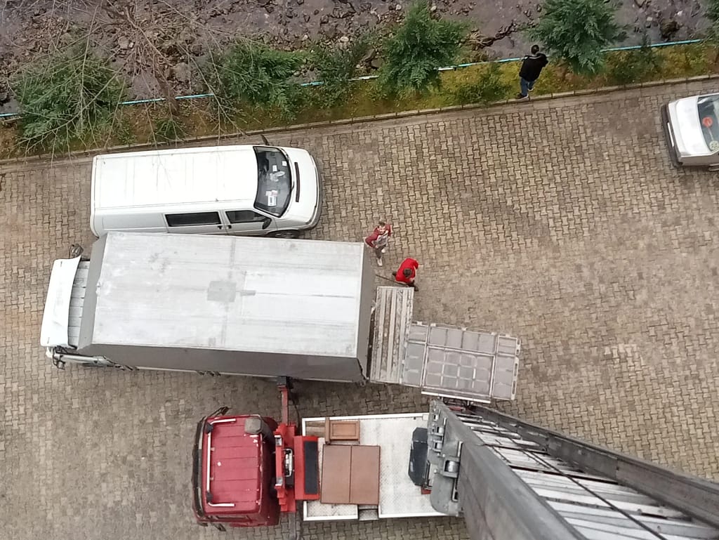 Trabzon Yomra asansörlü evden eve nakliyat hizmetiyle eşyaların balkon üzerinden hızlıca taşınması.