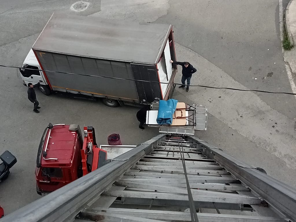 Trabzon Ortahisar evden eve nakliyat Atmaca Nakliyat asansörlü evden eve nakliyat hizmeti asansörden eşya çıkartılıyor