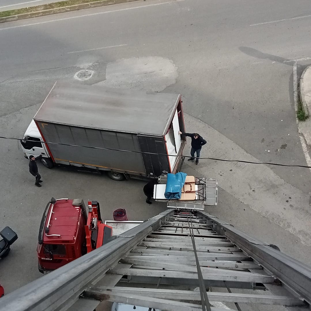 Trabzon Ortahisar evden eve nakliyat Atmaca Nakliyat asansörlü evden eve nakliyat hizmeti asansörden eşya çıkartılıyor