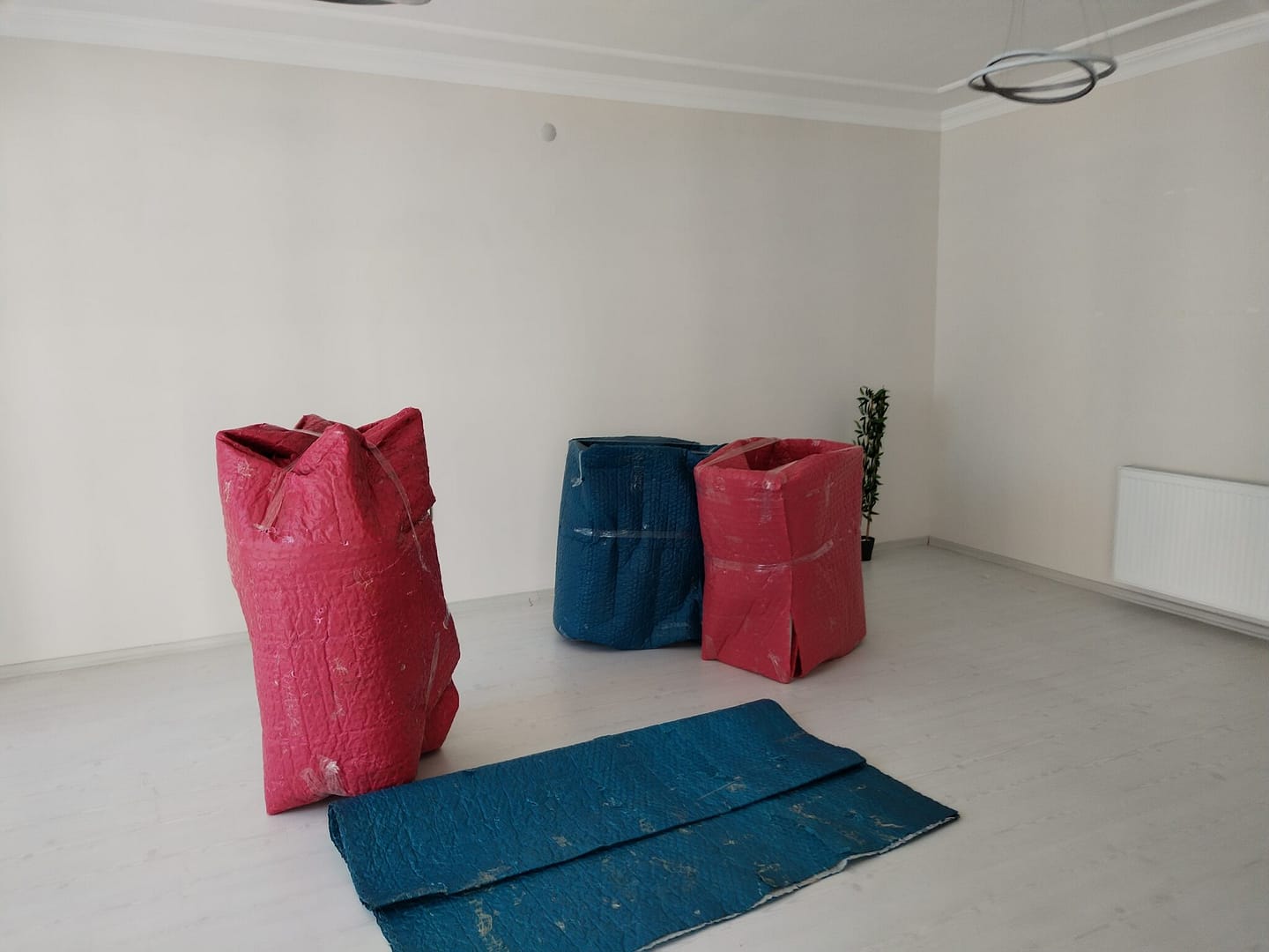 Trabzon yomra Kaşüstü evden eve nakliyat Atmaca Nakliyat ile kusursuz taşınma deneyimi. Kırmızı ve mavi köpüklü paketlenmiş salon sandaliyeleri
