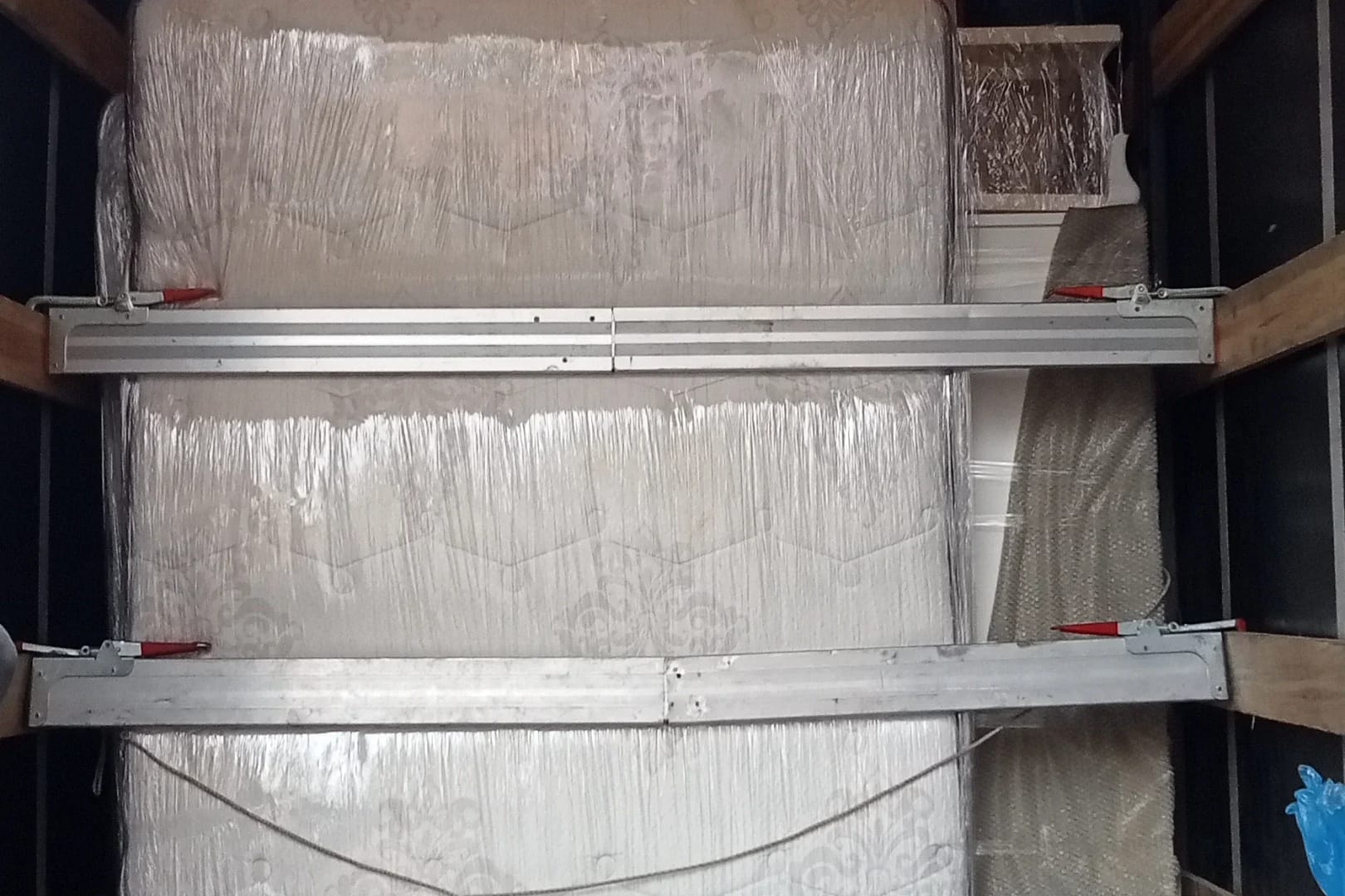 Trabzon Maçka evden eve nakliyat siyah kapalı kasa kamyonumuza yükleme yaptıktan sonra eşyaya çektiğimiz fotoğraf