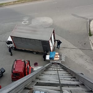 Trabzon Ortahisar evden eve nakliyat Atmaca Nakliyat asansörlü evden eve nakliyat hizmeti asansörden eşya çıkartılıyor